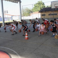 Escolinha de basquete da Prefeitura, que ainda tem vagas. Crédito: Valter Pereira/PMJ