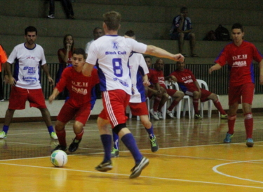 Futsal de Jacareí goleia no Paulista e vôlei adaptado vence na