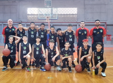 Futsal de Jacareí goleia no Paulista e vôlei adaptado vence na