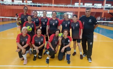 Futsal de Jacareí goleia no Paulista e vôlei adaptado vence na